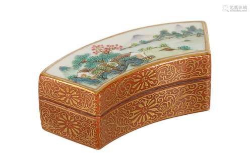 A CHINESE FAN-SHAPED 'LANDSCAPE' BOX AND COVER.