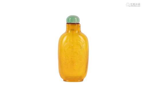 A CHINESE YELLOW GLASS 'CHILONG' SNUFF BOTTLE.