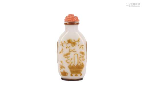 A CHINESE BROWN-OVERLAY YANGZHOU-SCHOOL SNUFF BOTTLE.