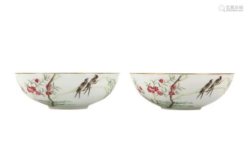 A PAIR OF CHINESE FAMILLE ROSE 'SWALLOWS' BOWLS.