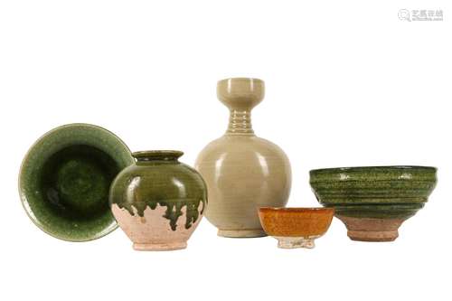 A COLLECTION OF CHINESE GLAZED CERAMICS.