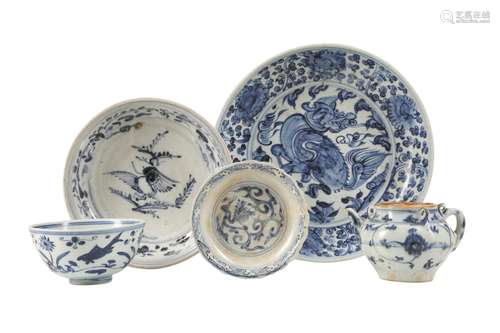 A SMALL COLLECTION OF CHINESE BLUE AND WHITE PORCELAIN.