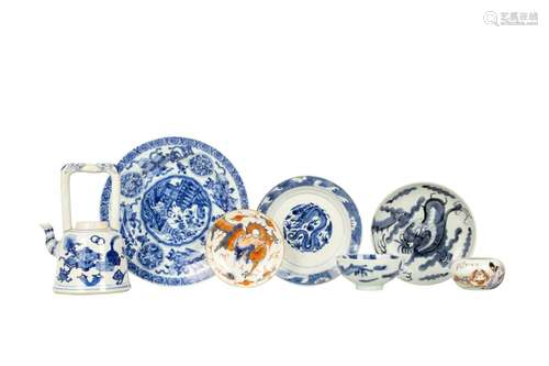 A SMALL GROUP OF CHINESE PORCELAIN.