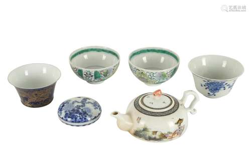 A SMALL GROUP OF CHINESE PORCELAIN PIECES.