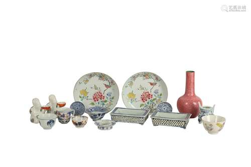 A SMALL COLLECTION OF CHINESE PORCELAIN.