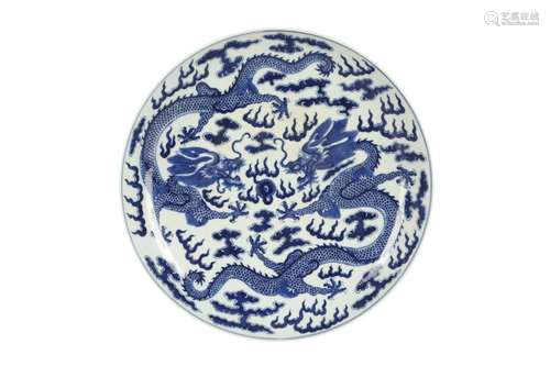 A CHINESE BLUE AND WHITE 'DRAGON' DISH.