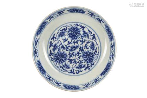 A CHINESE BLUE AND WHITE 'LOTUS SCROLL' DISH.