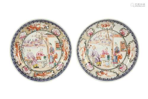 A PAIR OF CHINESE FAMILLE ROSE FIGURATIVE SAUCER DISHES.