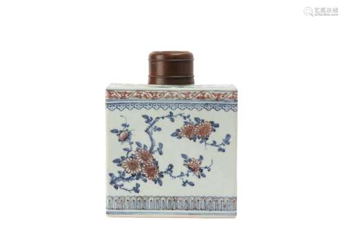 A CHINESE BLUE AND WHITE AND UNDERGLAZE RED TEA CADDY.