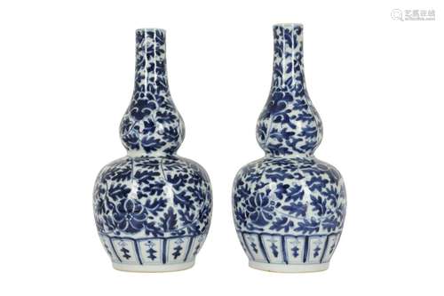 A PAIR OF CHINESE BLUE AND WHITE DOUBLE GOURD VASES.