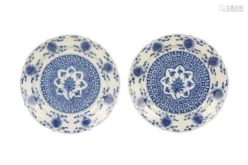 A PAIR OF CHINESE BLUE AND WHITE DISHES.