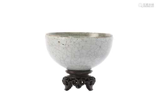 A CHINESE CRACKLE-GLAZED BOWL.