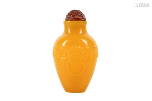 A CHINESE YELLOW PEKING GLASS SNUFF BOTTLE.