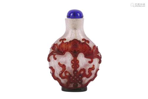 A CHINESE MAROON-OVERLAY SNUFF BOTTLE.