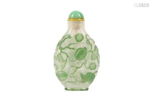 A CHINESE GREEN-OVERLAY GLASS SNUFF BOTTLE.