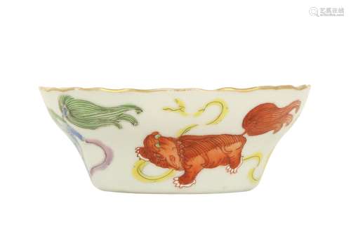 A CHINESE FAMILLE ROSE 'BUDDHIST LIONS' DISH.