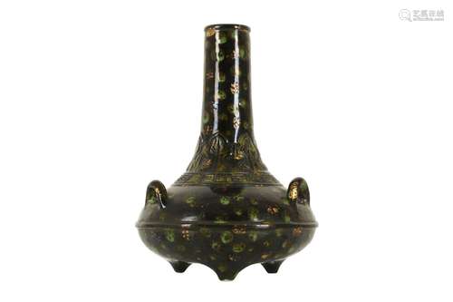 A CHINESE ARCHAISTIC FAUX BRONZE PORCELAIN VASE.