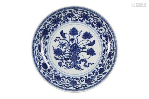 A CHINESE BLUE AND WHITE 'LOTUS BUQUET' DISH.