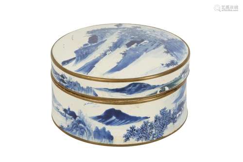 A CHINESE BLUE AND WHITE CIRCULAR BOX AND COVER.