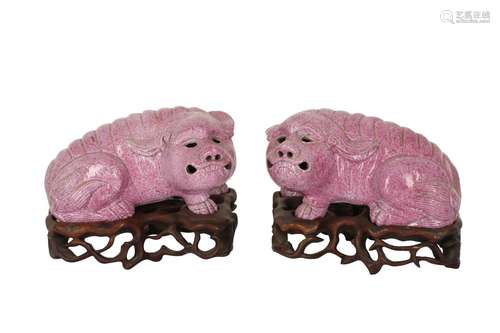 A PAIR OF PINK-SPECKLE-GLAZED LION DOG PUPPIES.