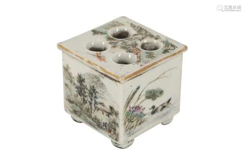 A CHINESE FAMILLE ROSE INCENSE BURNER AND COVER.