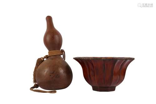 A CHINESE DOUBLE GOURD BOTTLE AND LACQUERED WOOD JARDINERE.