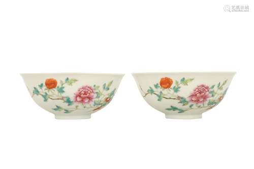 A PAIR OF CHINESE FAMILLE ROSE 'FLOWERS' BOWLS.