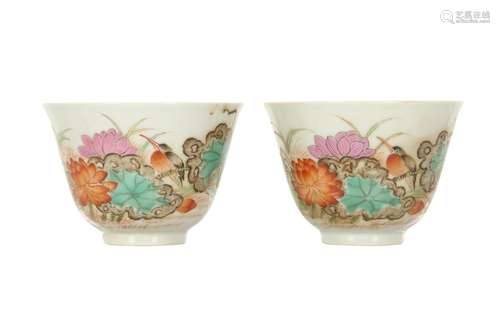 A PAIR OF CHINESE FAMILLE ROSE 'LOTUS POND' CUPS.