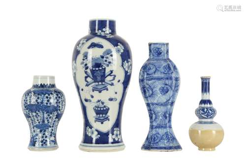 FOUR CHINESE BLUE AND WHITE VASES.