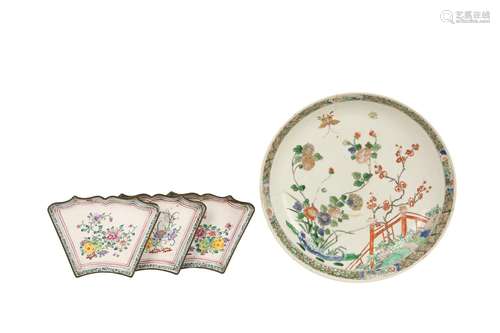 A CHINESE FAMILLE VERTE DISH AND THREE FAMILLE ROSE CANTON E...