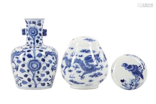 THREE CHINESE BLUE AND WHITE PIECES.