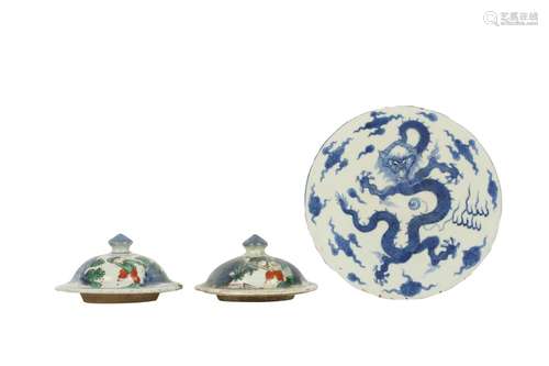 A CHINESE BLUE AND WHITE 'DRAGON' DISH AND A PAIR ...