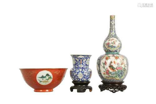 A CHINESE FAMILLE ROSE VASE, BOWL AND ZHADOU.