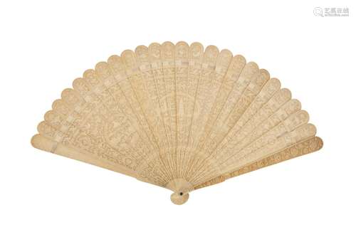 λ A CHINESE CANTON IVORY BRISÉ FAN.