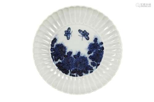 A CHINESE BLUE AND WHITE 'CHRYSANTHEMUM' DISH.