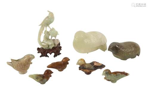 A COLLECTION OF CHINESE JADE 'BIRD' CARVINGS.