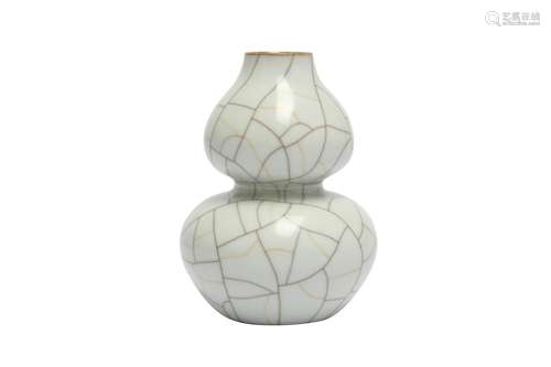 A CHINESE CRACKLE-GLAZED DOUBLE GOURD VASE