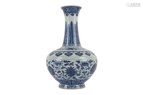 A CHINESE MING-STYLE BLUE AND WHITE BOTTLE VASE.