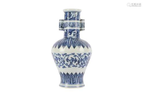 A CHINESE BLUE AND WHITE ARROW VASE.