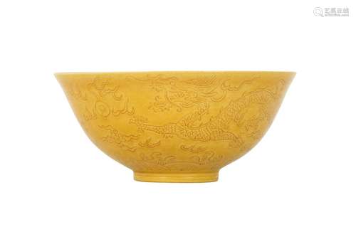 A CHINESE YELLOW-GLAZED 'DRAGON' BOWL.