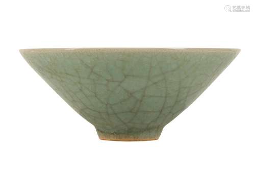 A CHINESE CELADON CRACKLE-GLAZED BOWL.