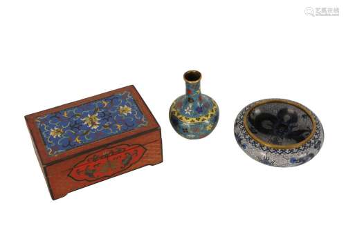 THREE CHINESE CLOISONNÉ ENAMEL ITEMS.