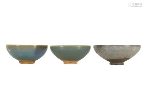 TWO CHINESE JUNYAO BOWLS AND A CRACKLE-GLAZED BOWL.
