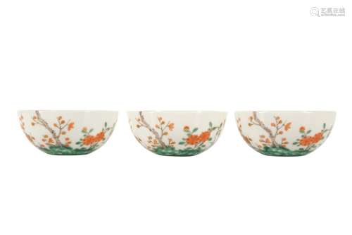 A SET OF THREE CHINESE FAMILLE VERTE 'PLUM BLOSSOM'...