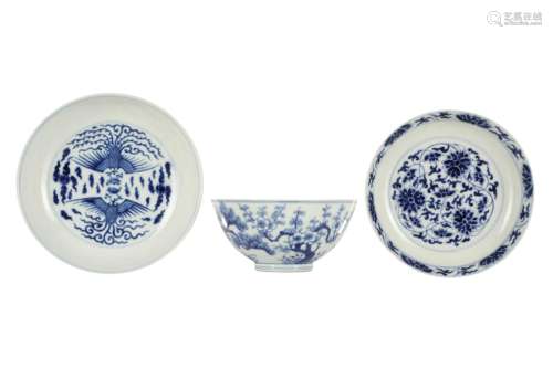 A CHINESE BLUE AND WHITE BOWL AND TWO SAUCERS.