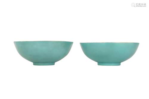 A PAIR OF CHINESE TURQUOISE-ENAMELLED BOWLS.