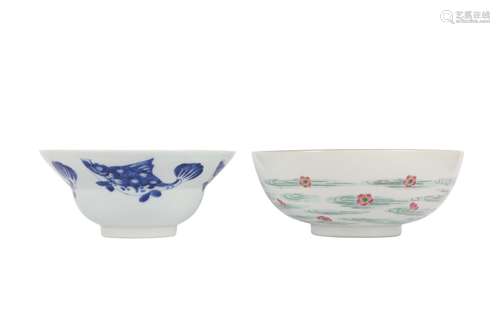 A CHINESE BLUE AND WHITE 'FISH' BOWL AND A FAMILLE...