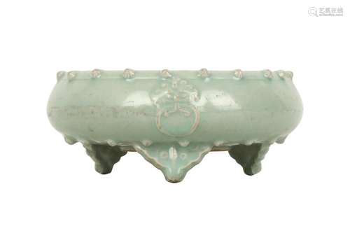 A CHINESE LONGQUAN CELADON TRIPOD INCENSE BURNER.