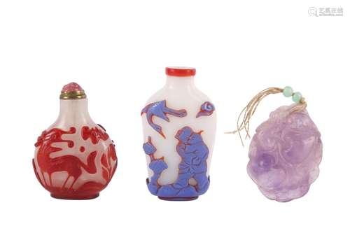 TWO CHINESE OVERLAY GLASS SNUFF BOTTLES AND AN AMETHYST PEND...