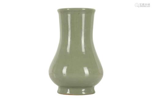 A CHINESE LONGQUAN CELADON VASE.